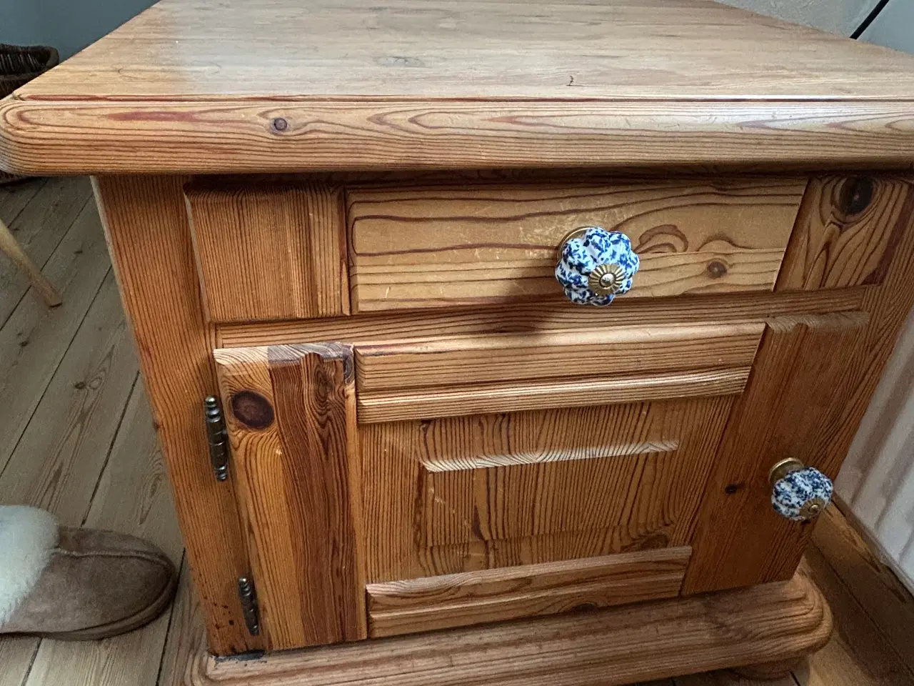 Billede 5 - Lille skab i fyrretræ