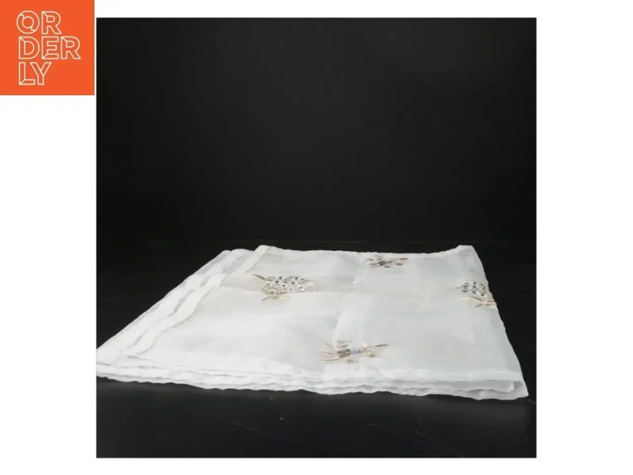 Billede 1 - Broderet bordløber med blomster fra Lene Bjerre Design (str. 128x41 cm)