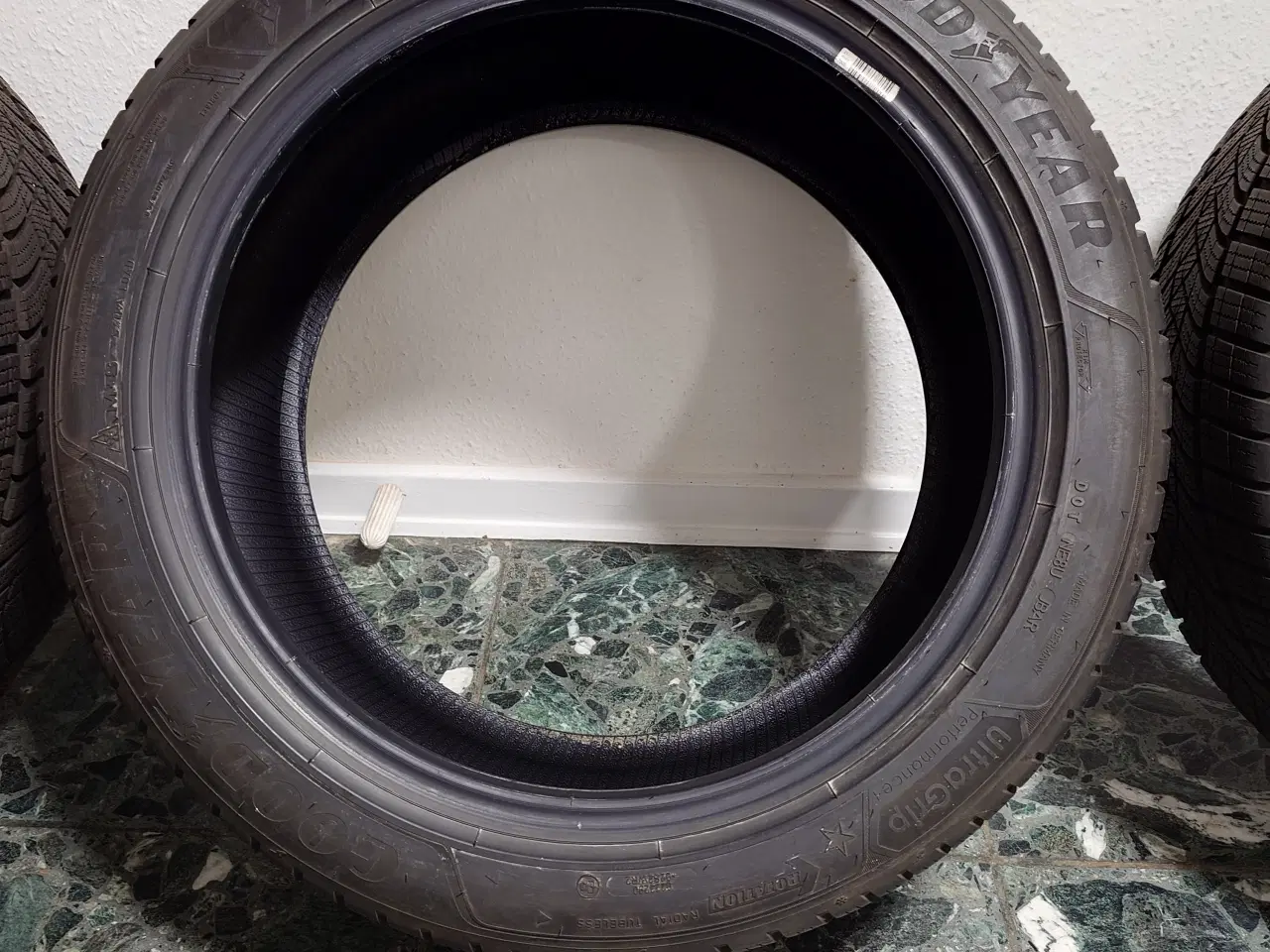 Billede 4 - Goodyear Ultragrip performance+ 245/45-18" 7mm møn