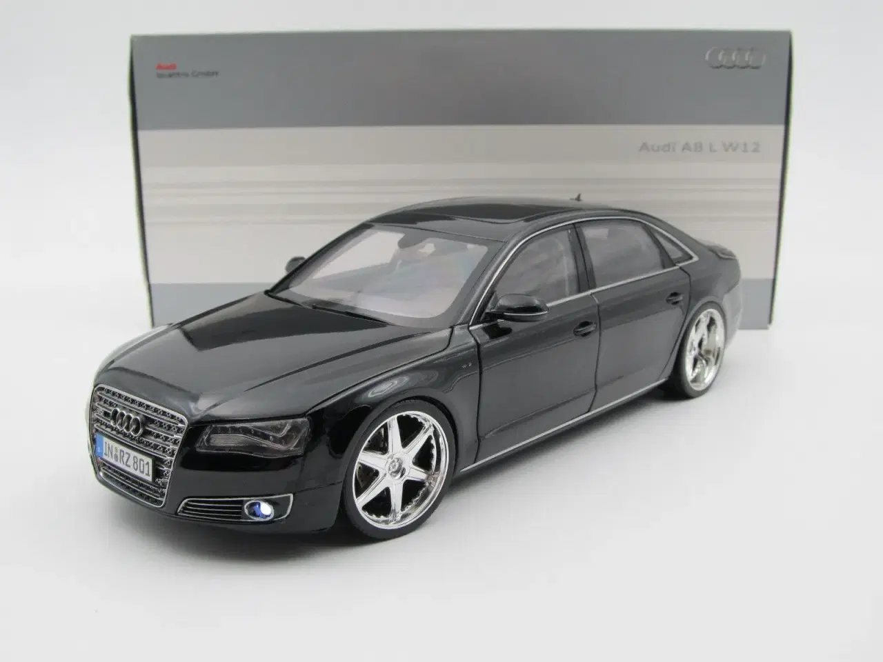 Billede 2 - 2010 Audi A8L W12 LED lys og Panoramatag 1:18  