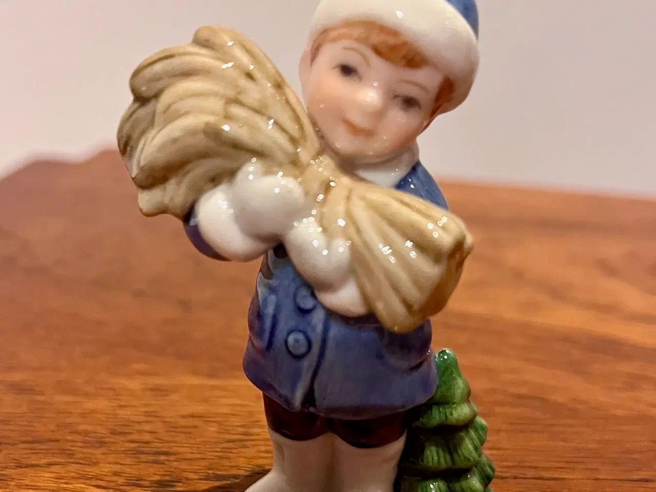 Billede 1 - Dreng med et bundt hø/juleneg - Bing & Grøndahl