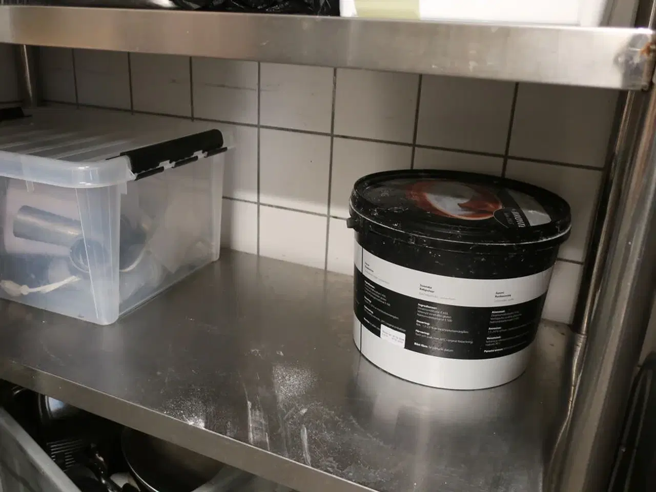 Billede 5 - Reol med indhold