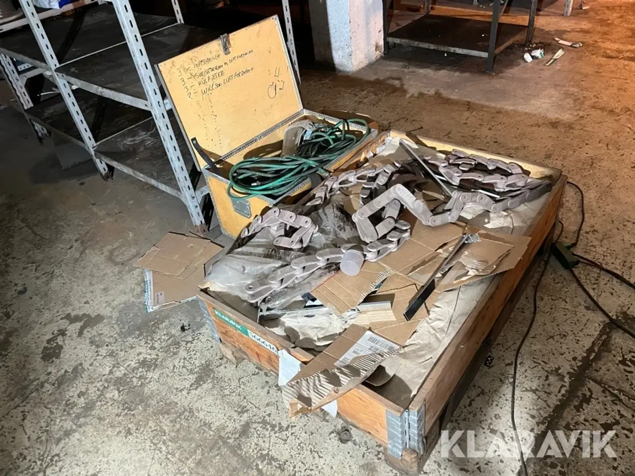 Billede 2 - Blandet lot - Plastikkæde, svejsemasker og hyldeknægte