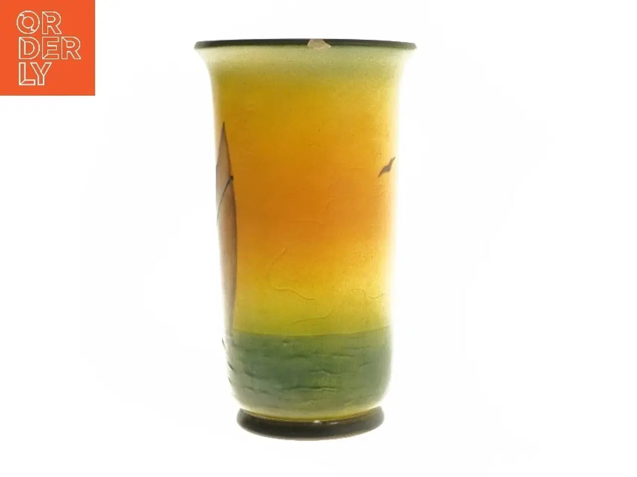 Billede 2 - Ipsen vase med sejlmotiv (str. Ø 12,5 cm længde 21,5 cm)