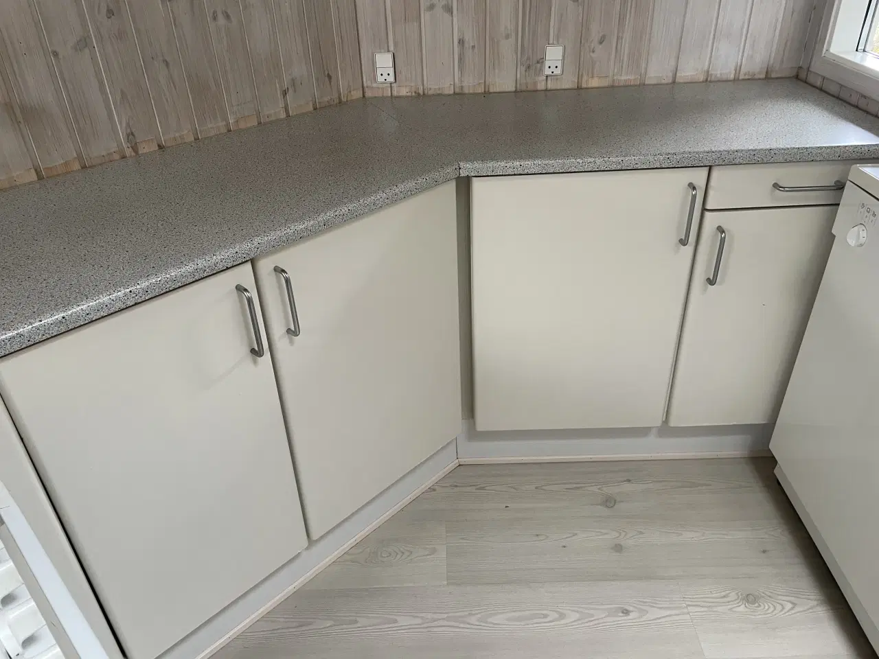 Billede 1 - Hvidt, lille køkken