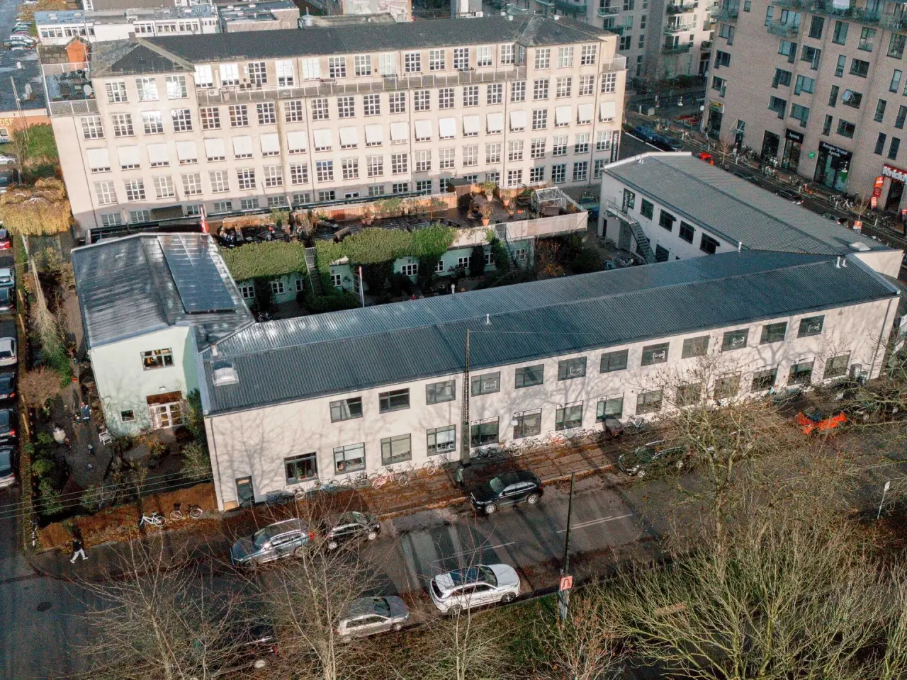 Billede 7 - Gennembelyst og højloftet kontor