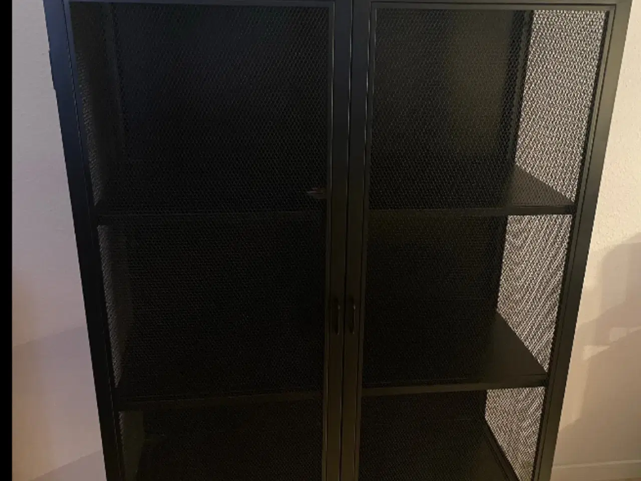 Billede 4 - Hübsch Edge Double vitrineskab i sort metal