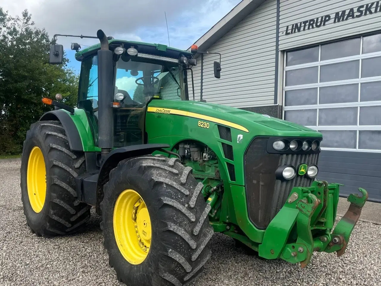 Billede 17 - John Deere 8230 Med frontlift