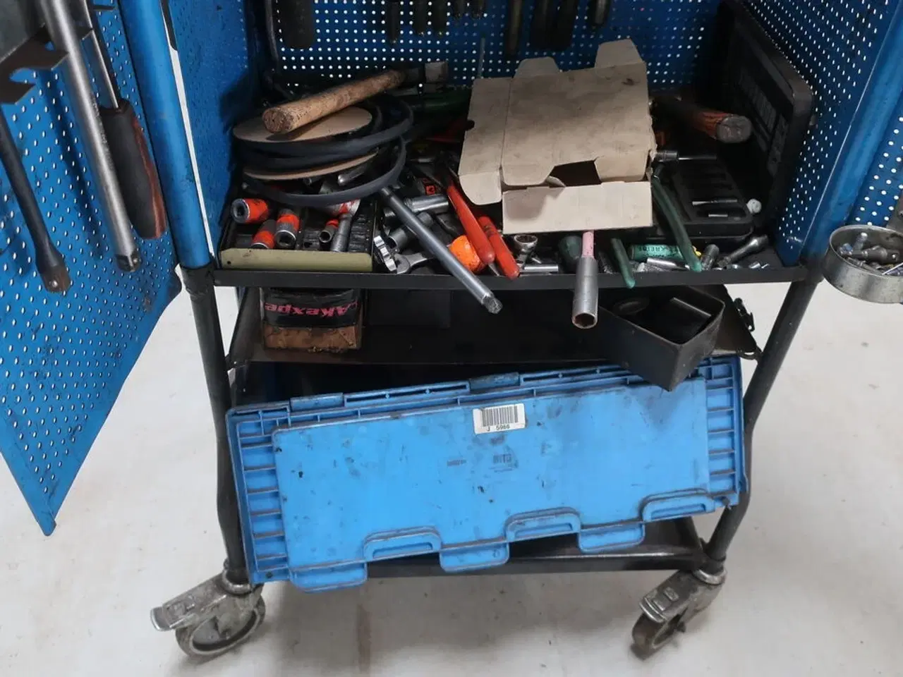 Billede 8 - Værktøjsskab med indhold