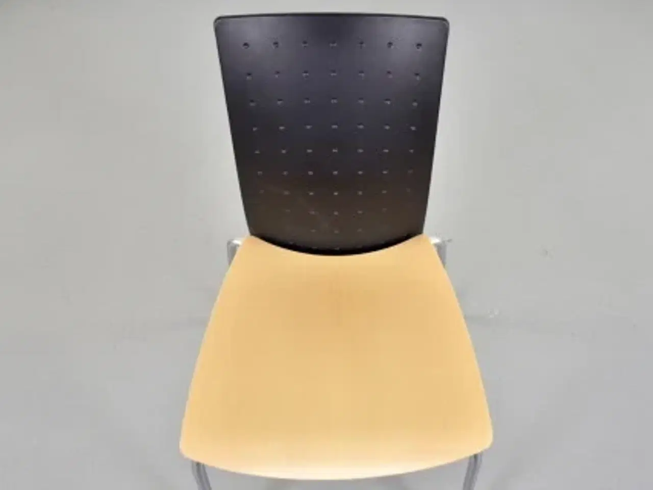 Billede 5 - Randers konference-/mødestol med sort ryg og ahorn sæde