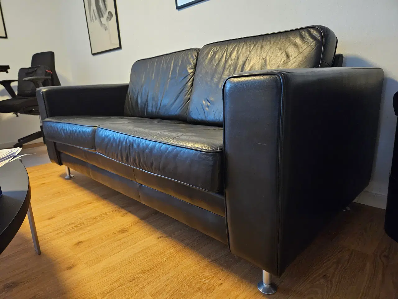 Billede 2 - Sofa, 2 pers. Sort blødt læder