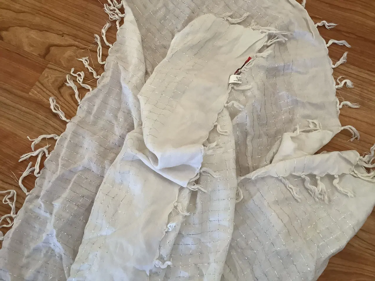 Billede 2 - Helt nyt Erfurt hvidt tørklæde med sølvstriber