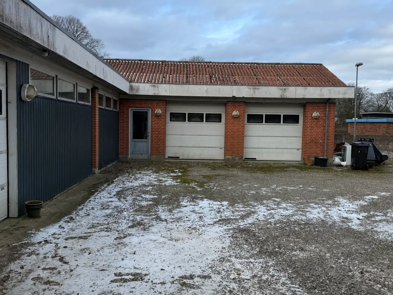 Billede 3 - Hus med stort værksted og garager.