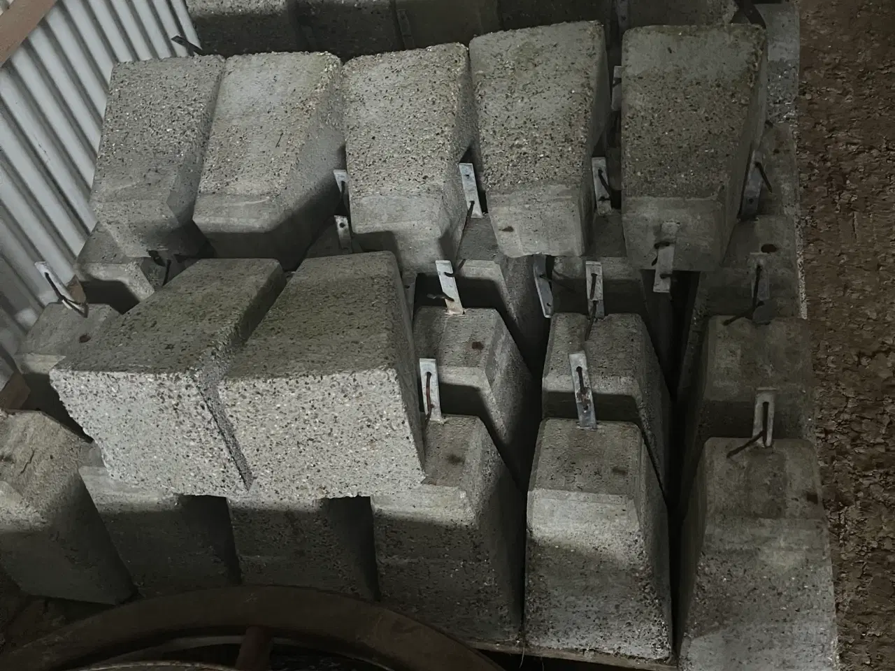 Billede 1 - Sokkelsten med fladjern