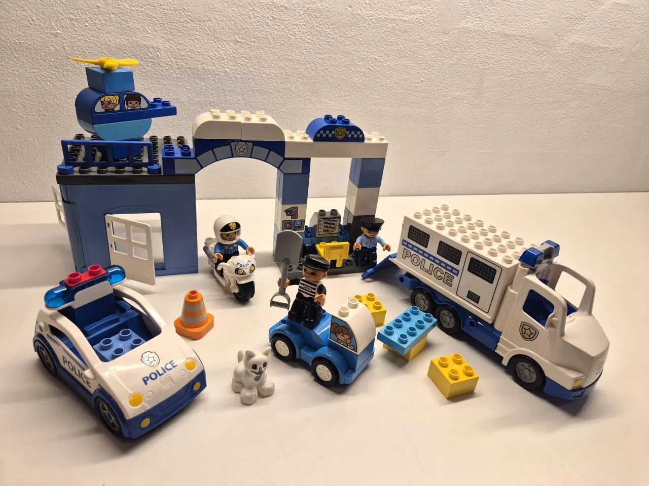 Billede 1 - Duplo Politi , Fangetransport, Politibil med blink