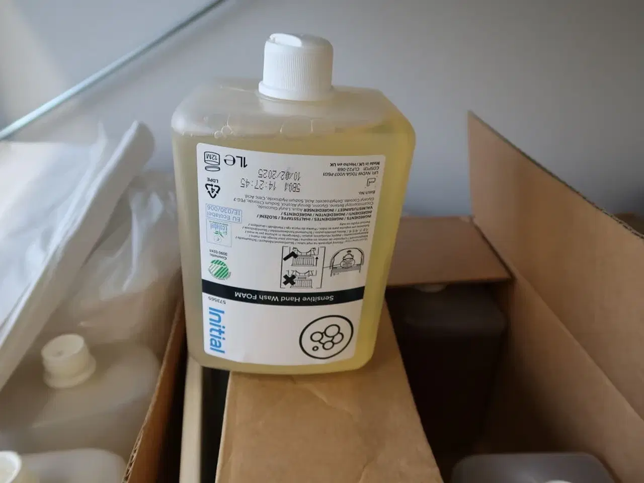 Billede 22 - 3 fag lagerreoler med div. Rengøringsmidler, rengøringsartikler m.m.