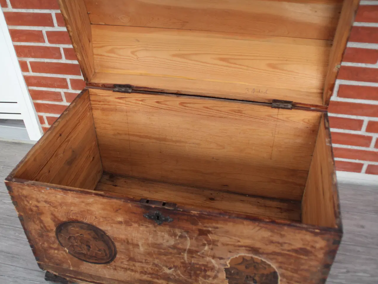 Billede 3 - Gammel kiste med hvælvet låg og patina.