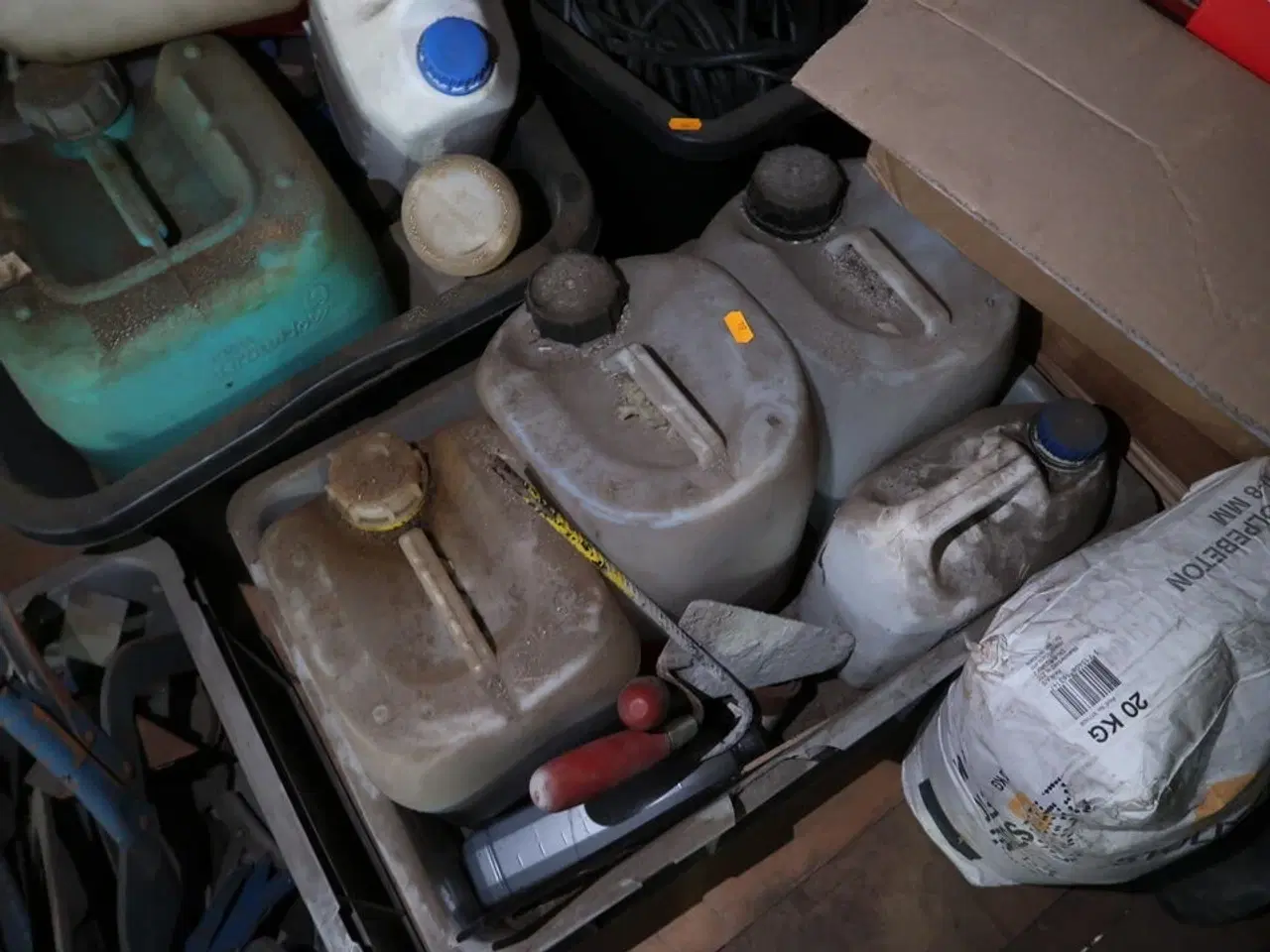 Billede 2 - Div. Dunke med indhold samt div. Forlængerledninger