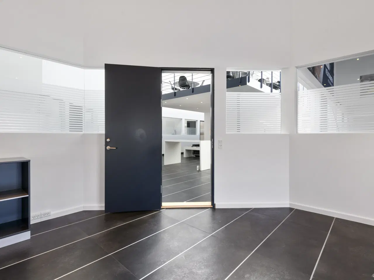 Billede 8 - Yderst indbydende lager med højt til loftet samt et lille kontor