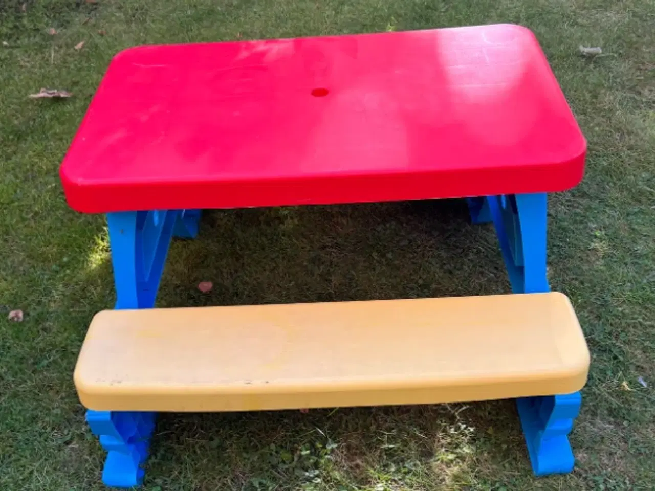 Billede 1 -  Bord og bænke sæt gives væk GRATIS