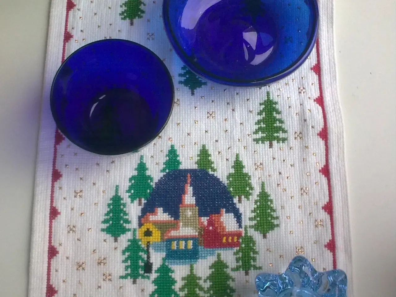 Billede 1 - Hvid bordløber m guldstjerner korssting