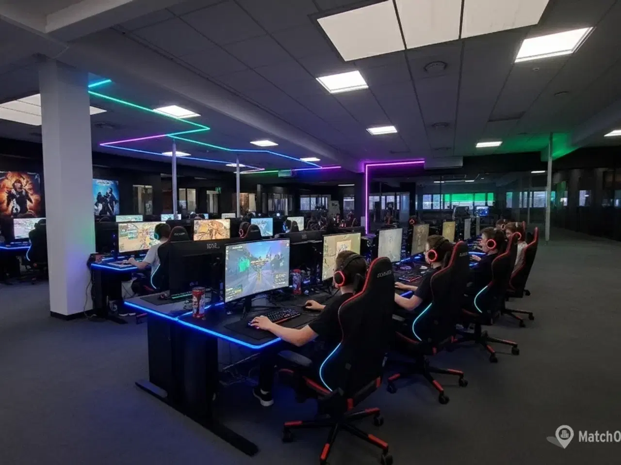 Billede 13 - Suveræn Beliggenhed – Showroom. Klinik, Butik, Gaming, Kontor mm. – Stort åbent areal i midten og mindre cellekontorer i glas.