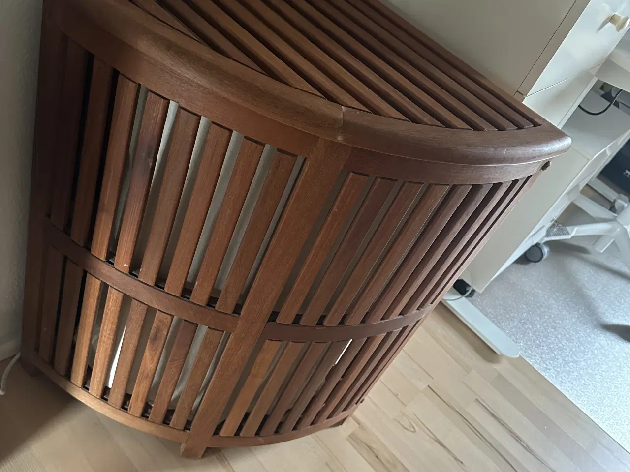 Billede 1 - Vasketøjskurv i massiv træ