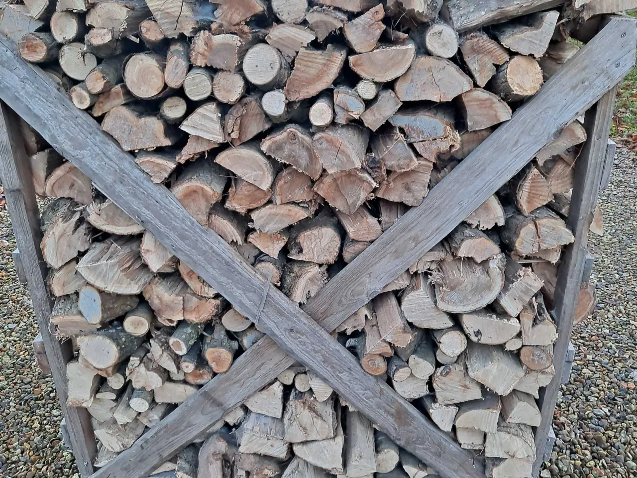 Billede 1 - Fyringsklar løvtræsbrænde.