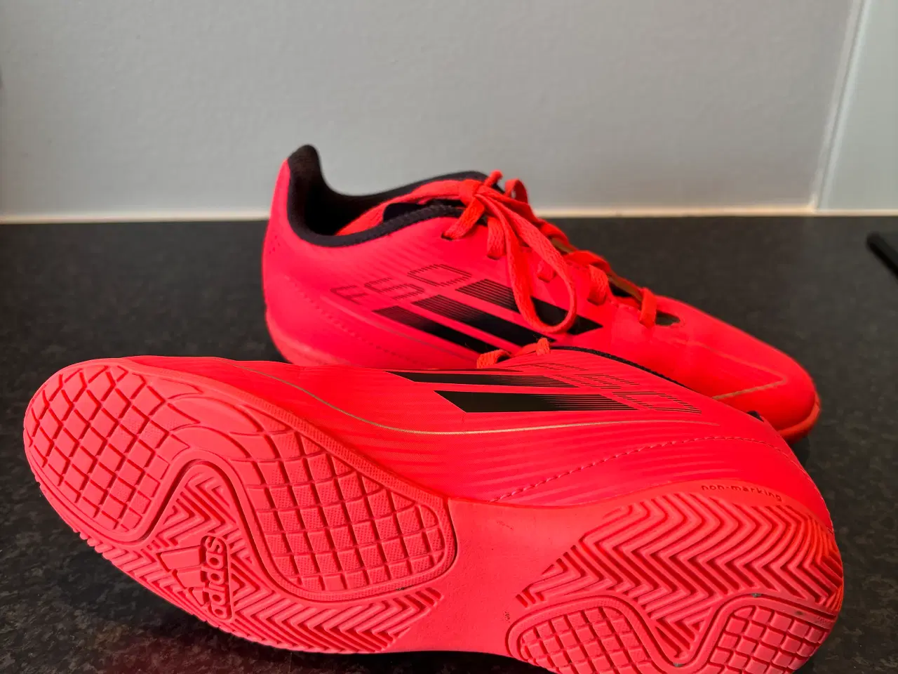 Billede 2 - Adidas F50 indendørssko - str. 33