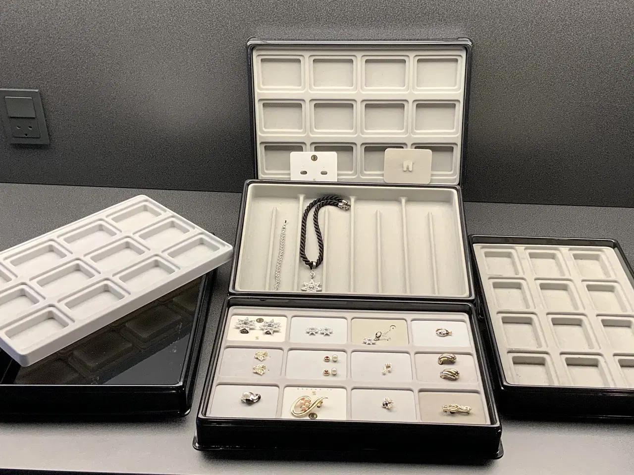 Billede 1 - Præsentationsbakker til smykker med taske.