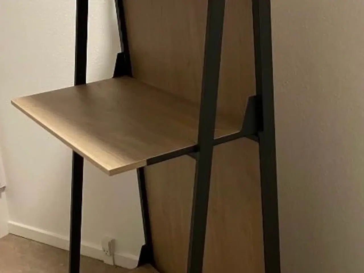 Billede 2 - Smuk, unik, robust reol