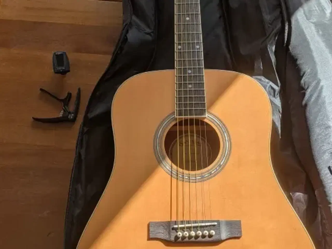 Billede 1 - Akustisk Guitar m/ tilbehør