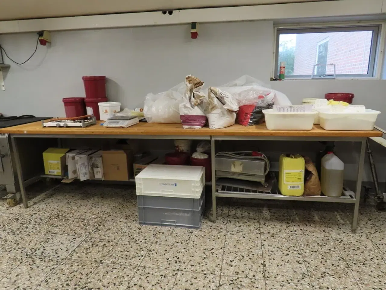 Billede 1 - Arbejdsbord med indhold