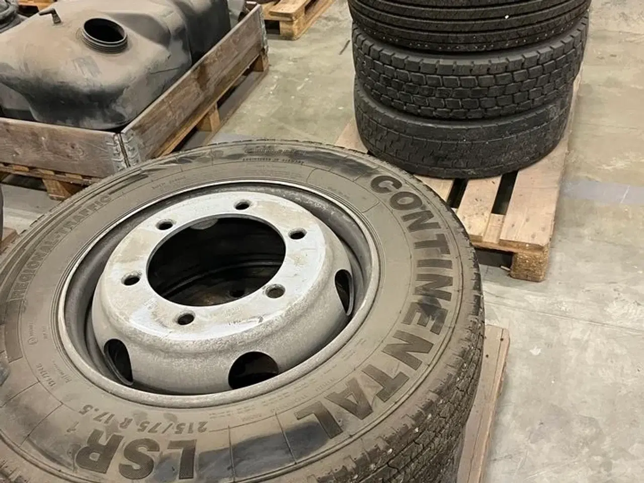 Billede 1 - 4+2 Lastbil dæk og fælg Continental. -  2x pigdæk  215/75R17,5 - 4x215/75R17,5