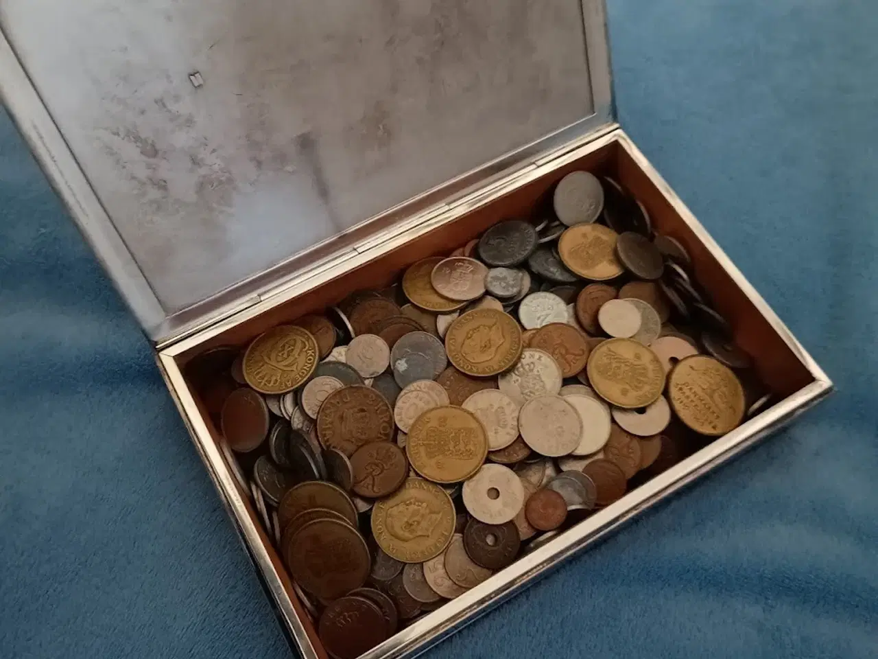 Billede 1 - Danske mønter og 3 sedler i flot kasse.