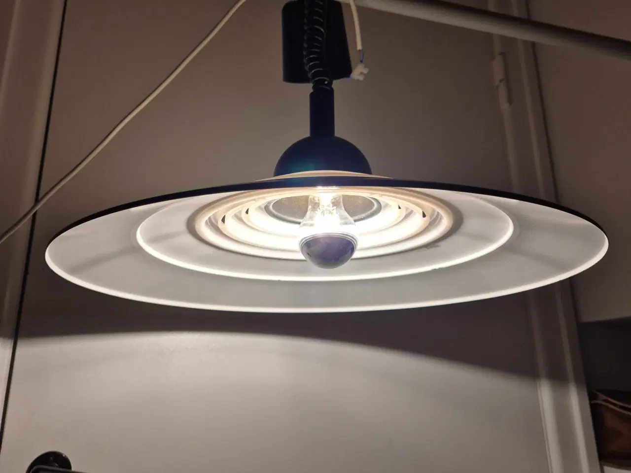 Billede 4 - Ufo-inspireret loftslampe med hejsefunktion 
