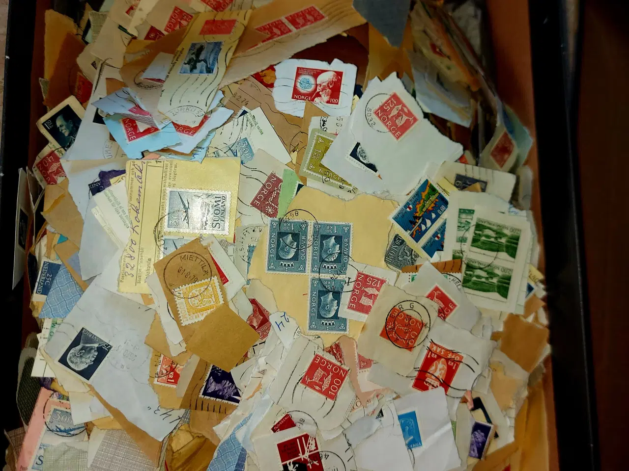 Billede 1 - Ca. 1.8 kg frimærker 