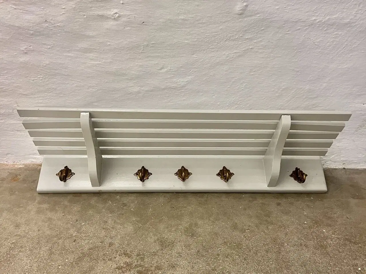 Billede 1 - Hattehylde med guldlook-kroge. Hylden er 88 cm bre