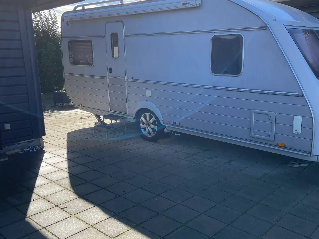 Billede 2 - Helårs  campingvogn med sol på taget og motor ben