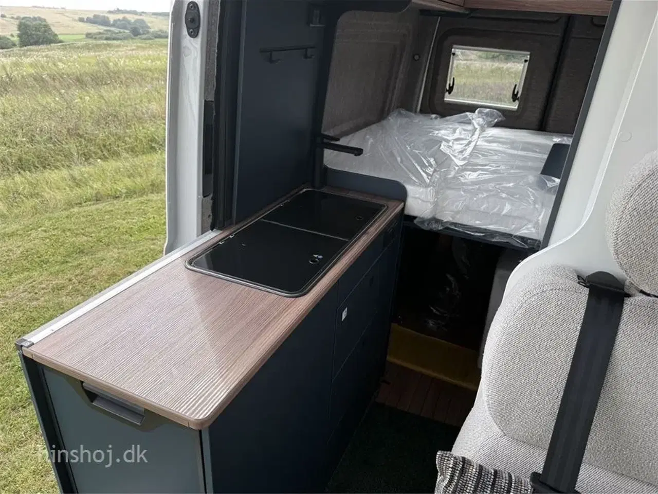 Billede 15 - 2025 - Eriba Car 600 Deep Ocean Blue Aut   Eksklusiv Campervan med automatgear og træk fra Hinshøj Caravan.