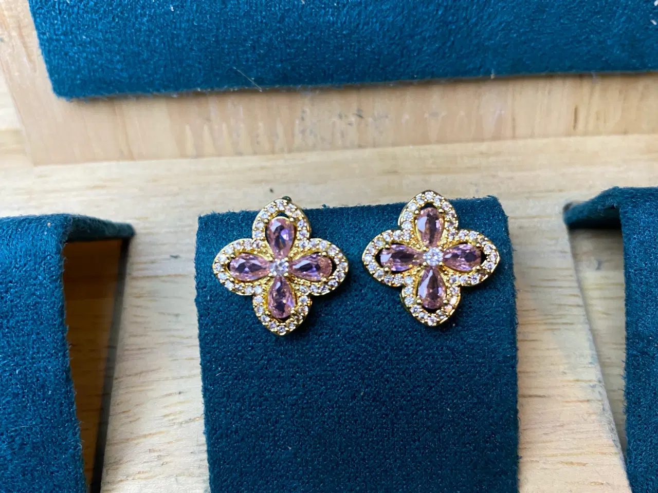 Billede 3 - Halskæde og øreringe sæt med lilla sten