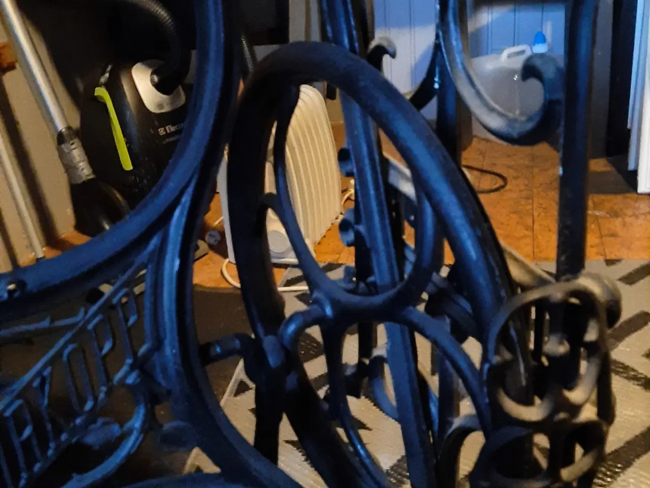 Billede 1 - Meget gammelt symaskin bord.