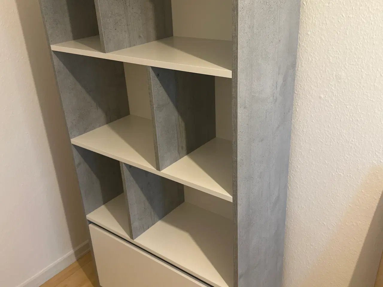 Billede 1 - Reol Billund fra jysk