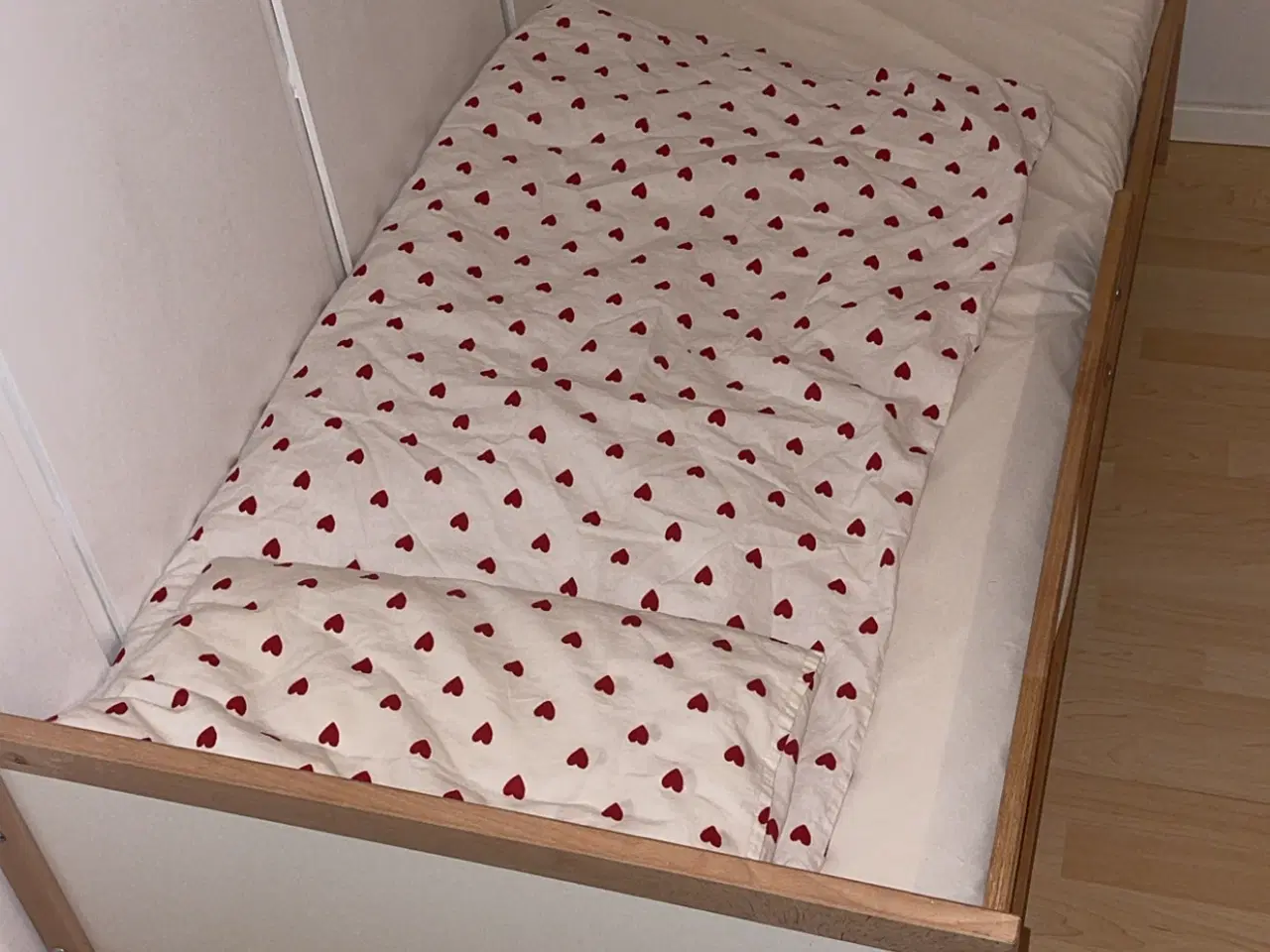 Billede 2 - IKEA juniorseng + pletfri madras sælges
