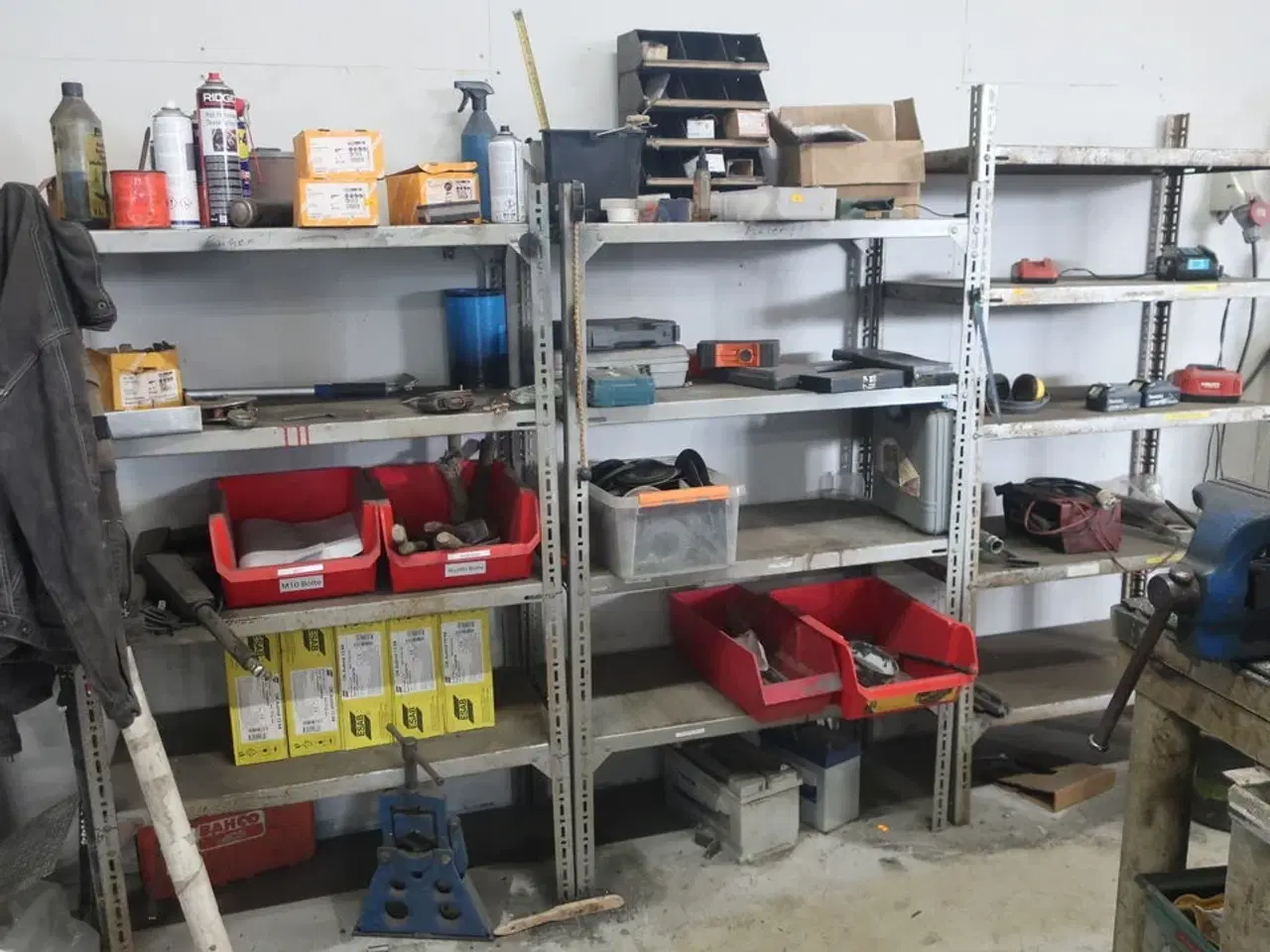 Billede 1 - 3 stk. lagerreoler med div. Værktøj, varelager, batterier m.m.