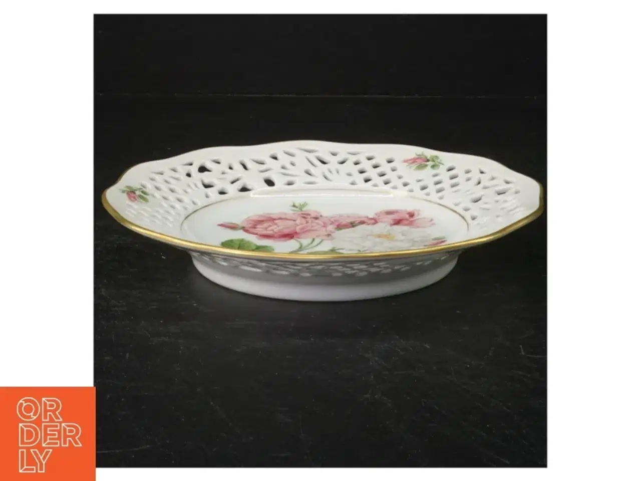 Billede 4 - Porcelænstallerken med gennembrudt kant og rosendekoration fra Firkløveren