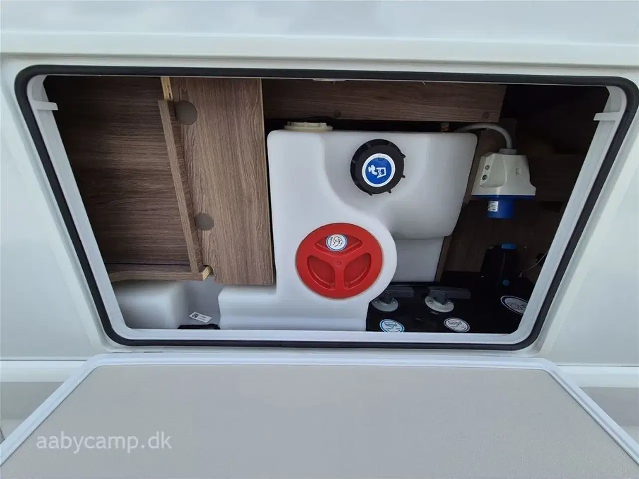 Billede 27 - 2019 - Knaus L!VE Wave 650 MX   Automatgear. batteri. markise. Dellæder. Anhængertræk. elektrisk indgangstrin. Queensbed. LPG fyldegas.