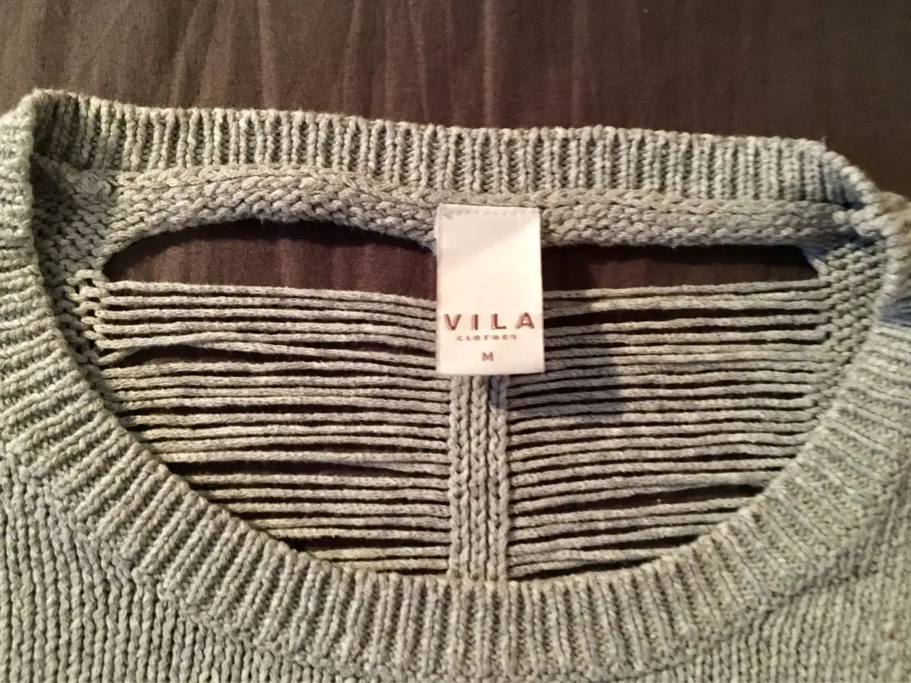 Billede 2 - Lysegrå strikket bluse til salg
