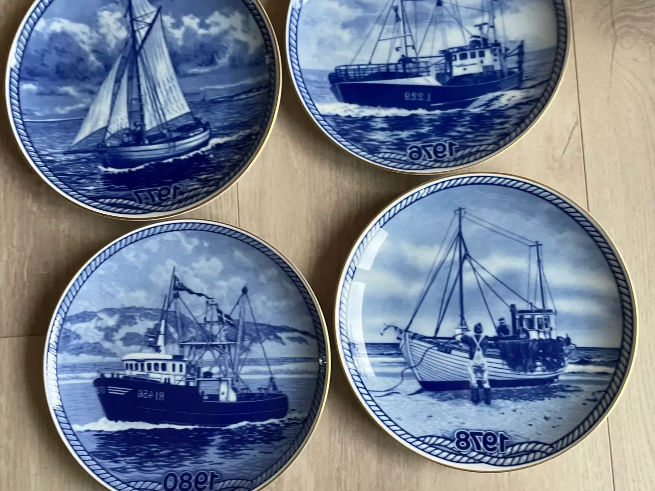 Billede 1 - 4  årsplatter med motiv af gamle fiskekuttere 