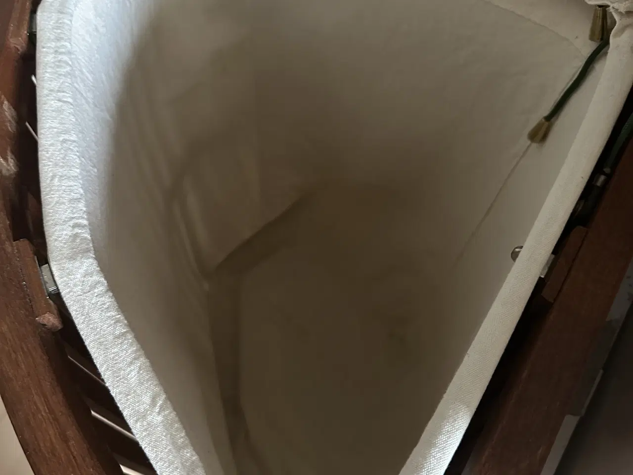 Billede 5 - Vasketøjskurv i massiv træ